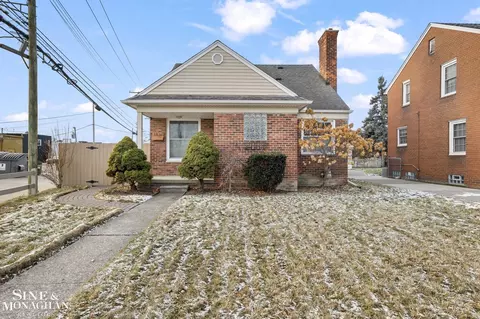 1837 Country Clb, Grosse Pointe Woods, MI 48236