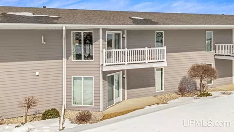 2000 Lake Shr UNIT N, Gladstone, MI 49837