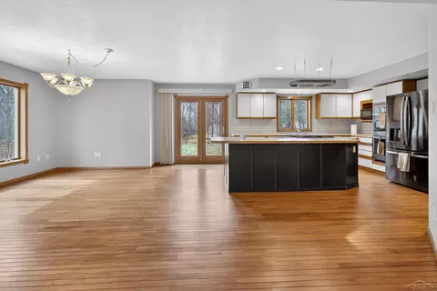 Living - 1636 E Siebert, Midland, MI 48642 photo 2 of 7