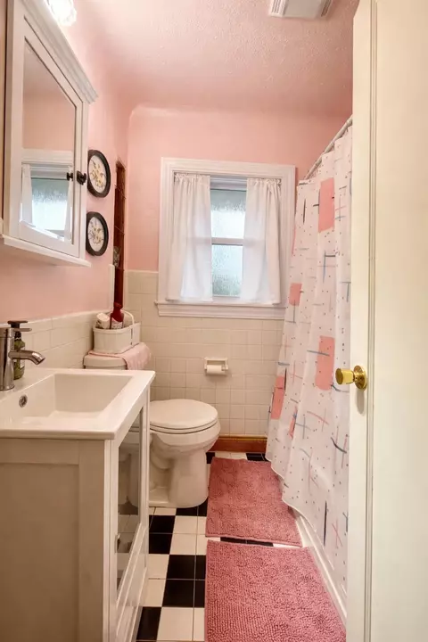 Bath - 1361 N State, Gladwin, MI 48624 photo 1 of 1