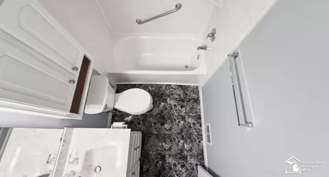 Bath - 2140 Delaware Ln, Temperance, MI 48182 photo 2 of 6