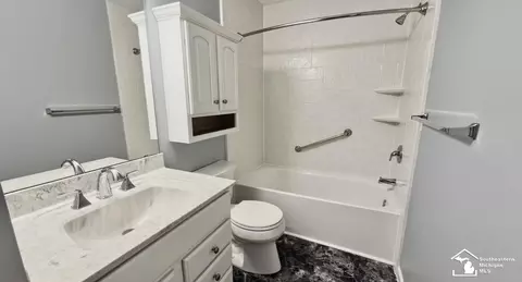 Bath - 2140 Delaware Ln, Temperance, MI 48182 photo 4 of 6