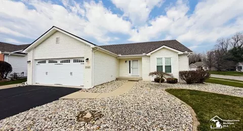 Exterior - 2140 Delaware Ln, Temperance, MI 48182 photo 3 of 4