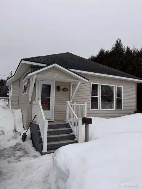 208 E Onota, Munising, MI 49862