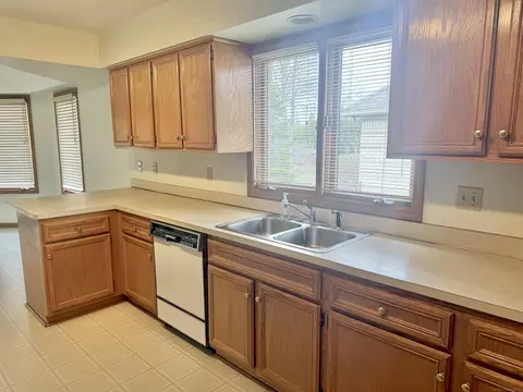 Kitchen - 48401 Valley Forge Dr, Macomb, MI 48044 photo 3 of 5