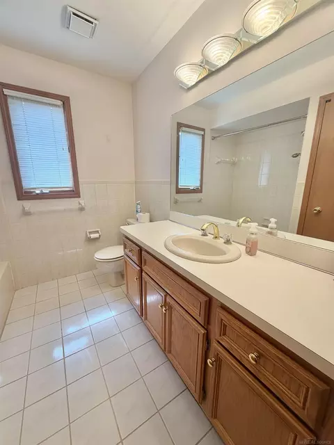 Bath - 48401 Valley Forge Dr, Macomb, MI 48044 photo 3 of 4