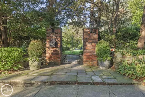 242 Lewiston, Grosse Pointe Farms, MI 48236