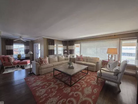 Living - 206 Edgewater, Algonac, MI 48001 photo 2 of 7