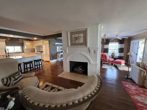 Living - 206 Edgewater, Algonac, MI 48001 photo 4 of 7