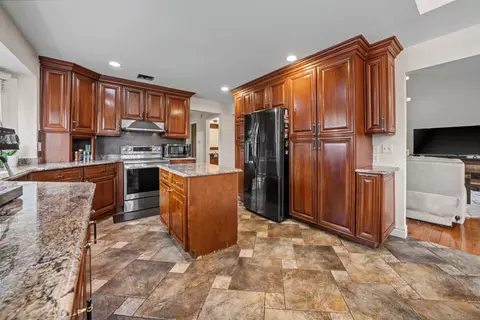 Kitchen - 47310 Beacon Sq, Macomb, MI 48044 photo 3 of 4