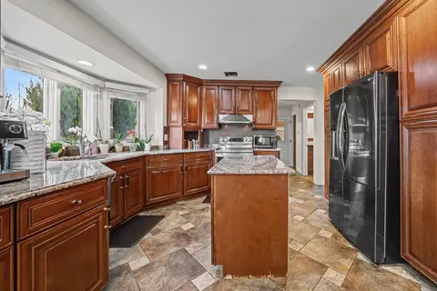Kitchen - 47310 Beacon Sq, Macomb, MI 48044 photo 2 of 4