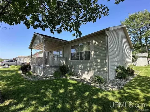 32 Kenneally, Gladstone, MI 49837