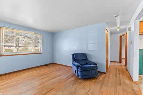 Living - 6715 Niagara, Romulus, MI 48174 photo 2 of 4