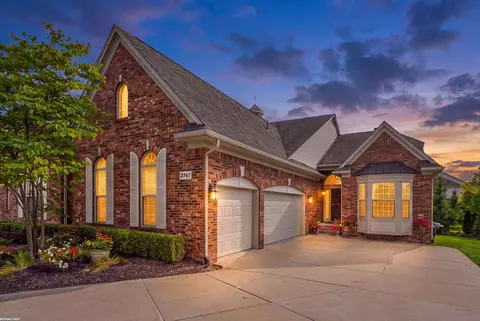 2747 Castlemartin, Oakland, MI 48306