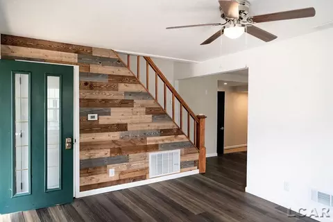Entry Way - 1015 E Hunt, Adrian, MI 49221 photo 3 of 9