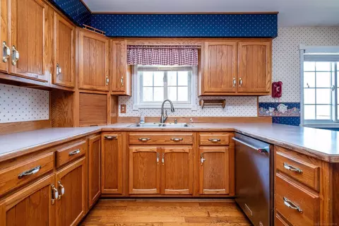 Kitchen - 2490 Brandywine, Davison, MI 48423 photo 2 of 5