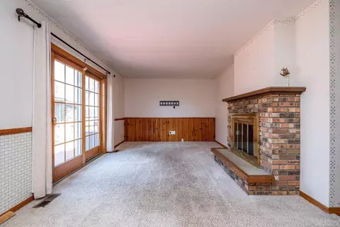 Living - 2490 Brandywine, Davison, MI 48423 photo 4 of 5