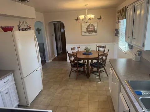 Kitchen - 1127 Oakmont, Temperance, MI 48182 photo 5 of 7
