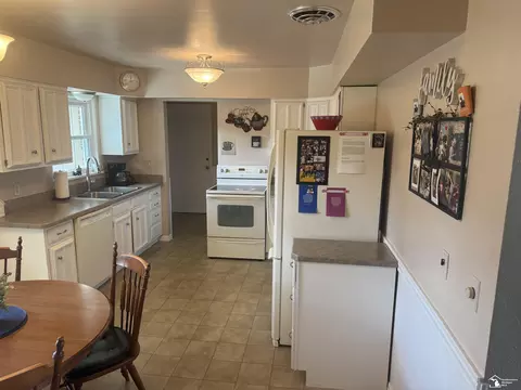 Kitchen - 1127 Oakmont, Temperance, MI 48182 photo 4 of 7