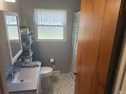 Bath - 1127 Oakmont, Temperance, MI 48182 photo 3 of 4