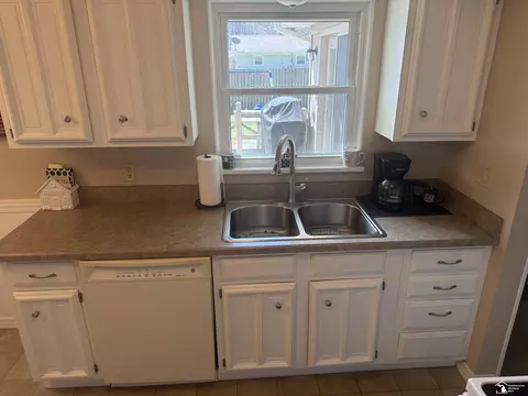 Kitchen - 1127 Oakmont, Temperance, MI 48182 photo 3 of 7