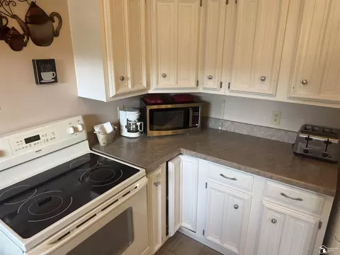 Kitchen - 1127 Oakmont, Temperance, MI 48182 photo 6 of 7
