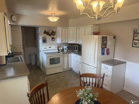 Kitchen - 1127 Oakmont, Temperance, MI 48182 photo 2 of 7