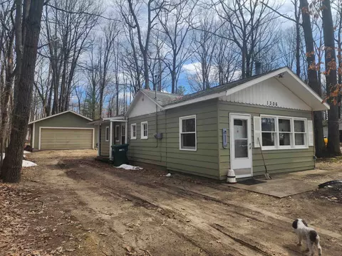 1306 Russell, Harrison, MI 48625