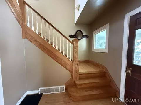 Entry Way - 1016 S 10th, Escanaba, MI 49829 photo 2 of 2