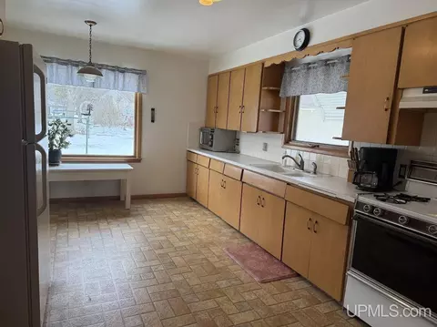 Kitchen - 1016 S 10th, Escanaba, MI 49829 photo 1 of 3