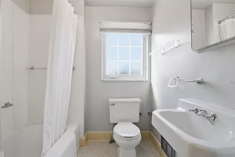 Bath - 59 Hall, Grosse Pointe Farms, MI 48236 photo 3 of 3