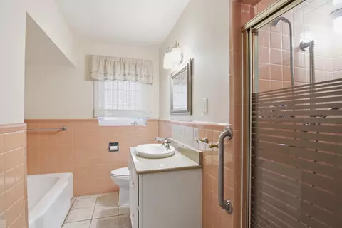 Bath - 59 Hall, Grosse Pointe Farms, MI 48236 photo 2 of 3