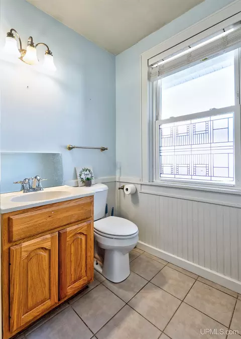 Bath - 705 S 10th, Escanaba, MI 49829 photo 2 of 4