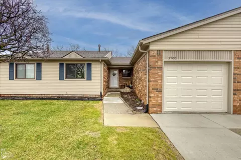 13700 Villa Pointe Dr, Warren, MI 48088