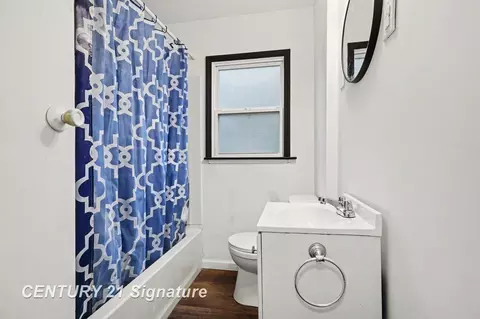 Bath - 506 Green, Flint, MI 48503 photo 1 of 1