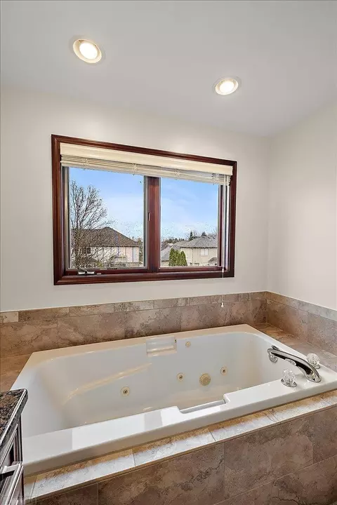 Bath - 49312 Walnut Crk, Macomb, MI 48044 photo 3 of 6