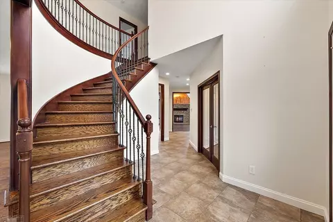 Entry Way - 49312 Walnut Crk, Macomb, MI 48044 photo 2 of 6