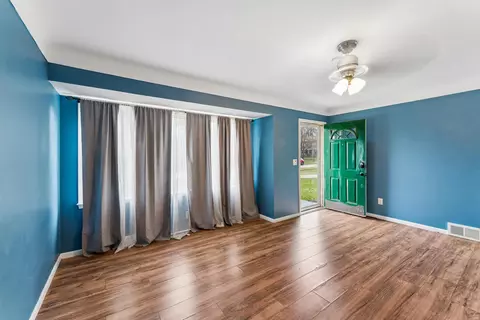 Living - 720 Algonquin, Flint, MI 48507 photo 2 of 5