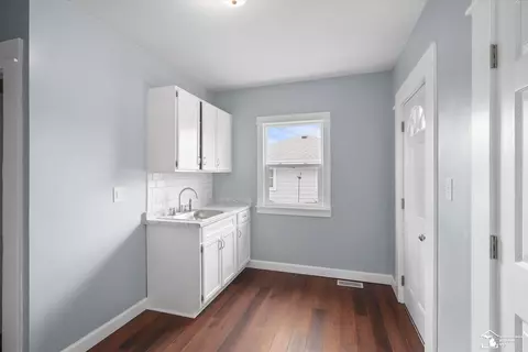 Entry Way - 537 Maple, Monroe, MI 48162 photo 3 of 7