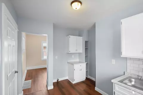 Entry Way - 537 Maple, Monroe, MI 48162 photo 4 of 7