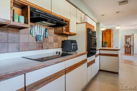Kitchen - 1270 E Oregon, Adrian, MI 49221 photo 4 of 5
