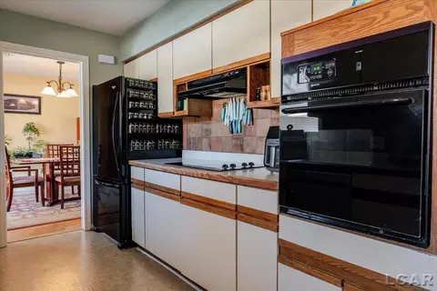 Kitchen - 1270 E Oregon, Adrian, MI 49221 photo 3 of 5