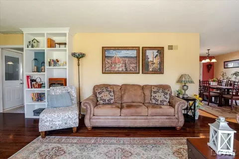 Living - 1270 E Oregon, Adrian, MI 49221 photo 2 of 5