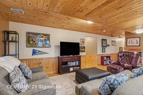 Living - 3826 Buzzell, Gladwin, MI 48624 photo 4 of 4