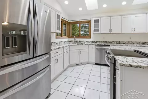 Kitchen - 3343 E Ryan, Midland, MI 48642 photo 6 of 7