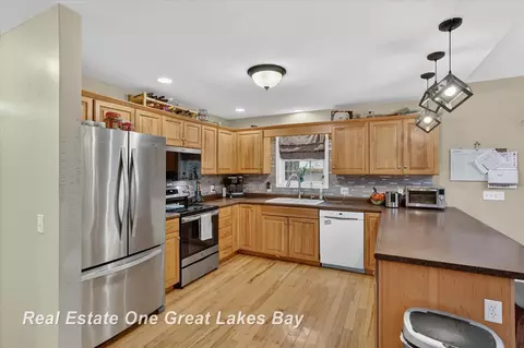 Kitchen - 340 E Howard, Beaverton, MI 48612 photo 2 of 2