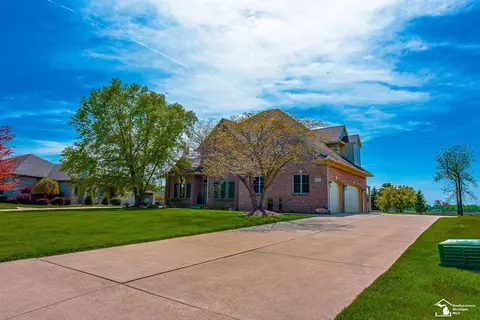 Exterior - 327 Pebble Bch, Monroe, MI 48162 photo 3 of 9