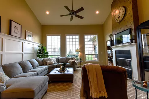 Living - 327 Pebble Bch, Monroe, MI 48162 photo 1 of 4