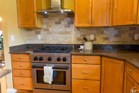 Kitchen - 327 Pebble Bch, Monroe, MI 48162 photo 4 of 5