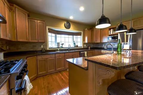 Kitchen - 327 Pebble Bch, Monroe, MI 48162 photo 1 of 5